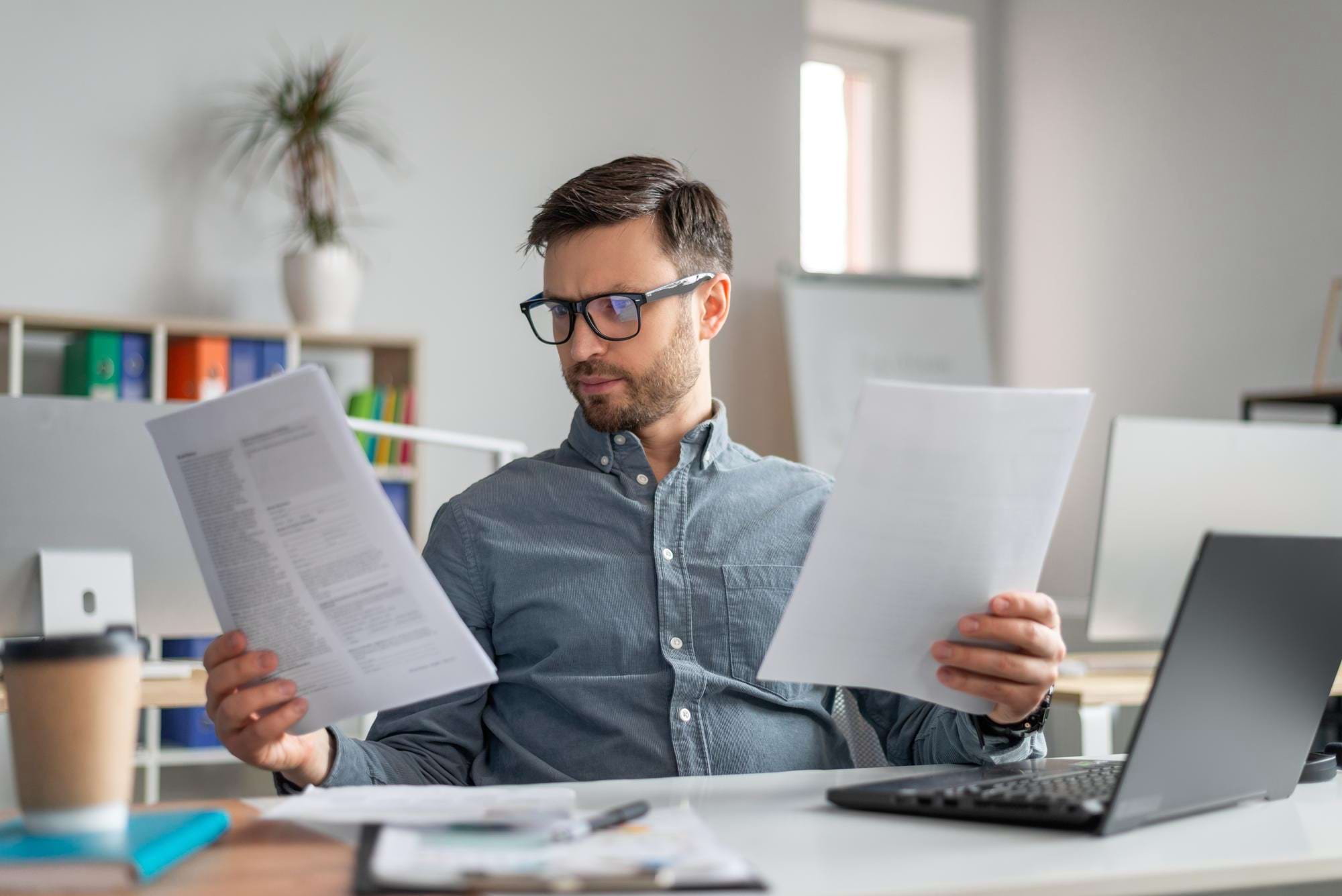 mężczyzna próbuje interpretować przepisy księgowe